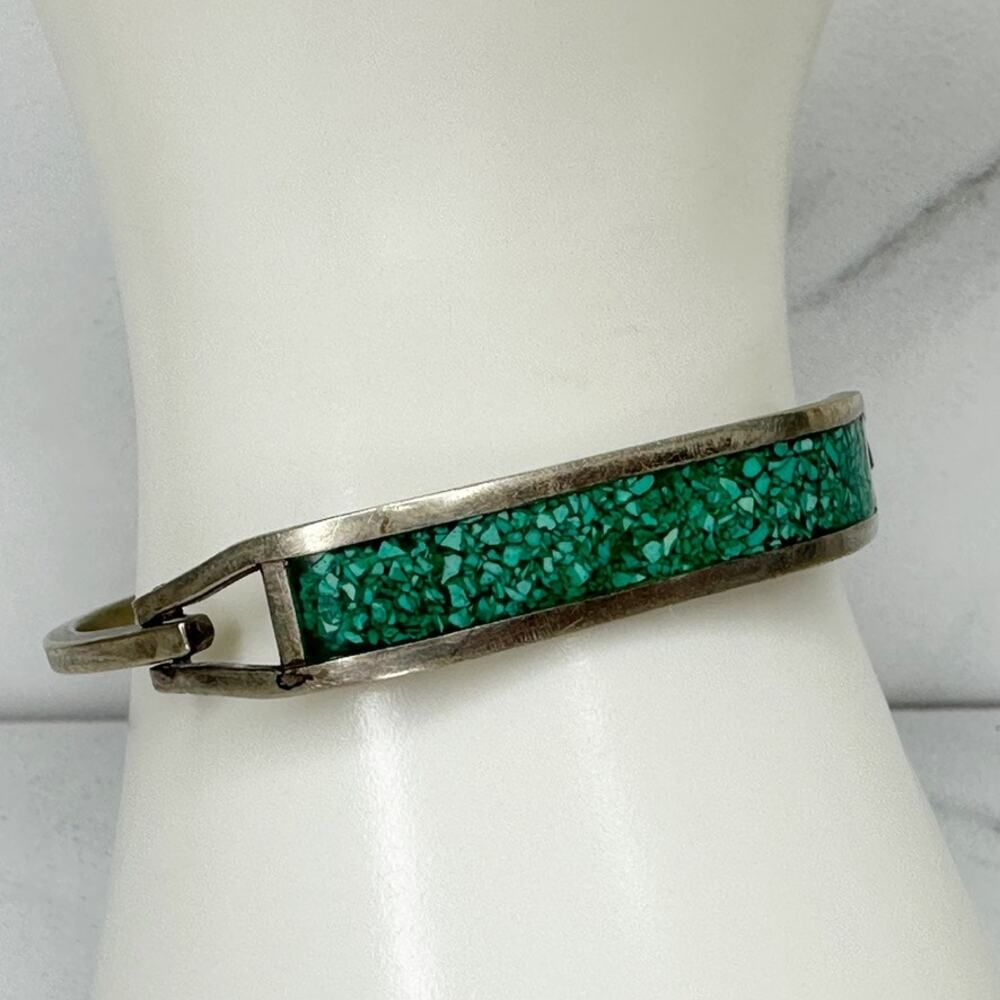 Vintage Taxco Mexico Silver Tone Crushed Stone Inlay Hinged Bangle Bracelet ✨